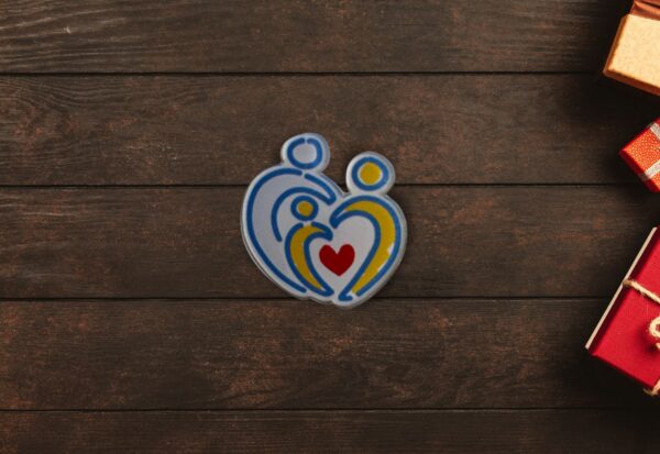 Pin Solidario – Un pequeño gesto, un gran impacto - Imagen 3